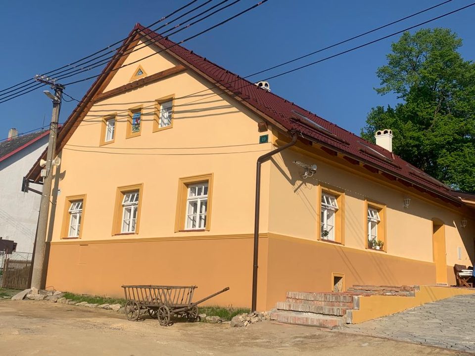 Chalupa Gretl v Pohorsku na Šumavě v podvečerním slunci