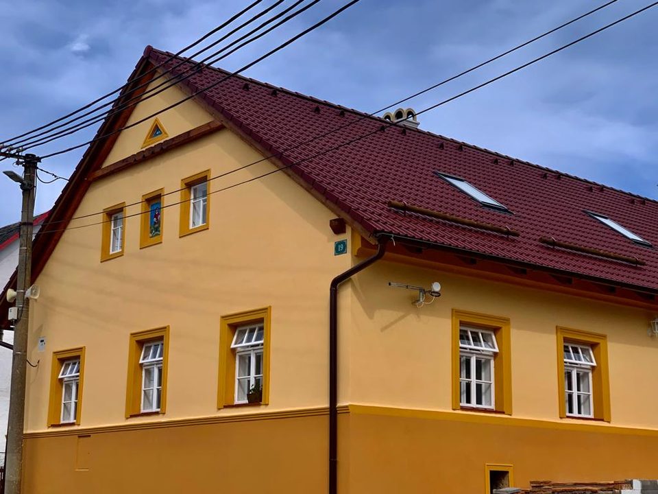 Chalupa Gretl s novou cihlovou střechou