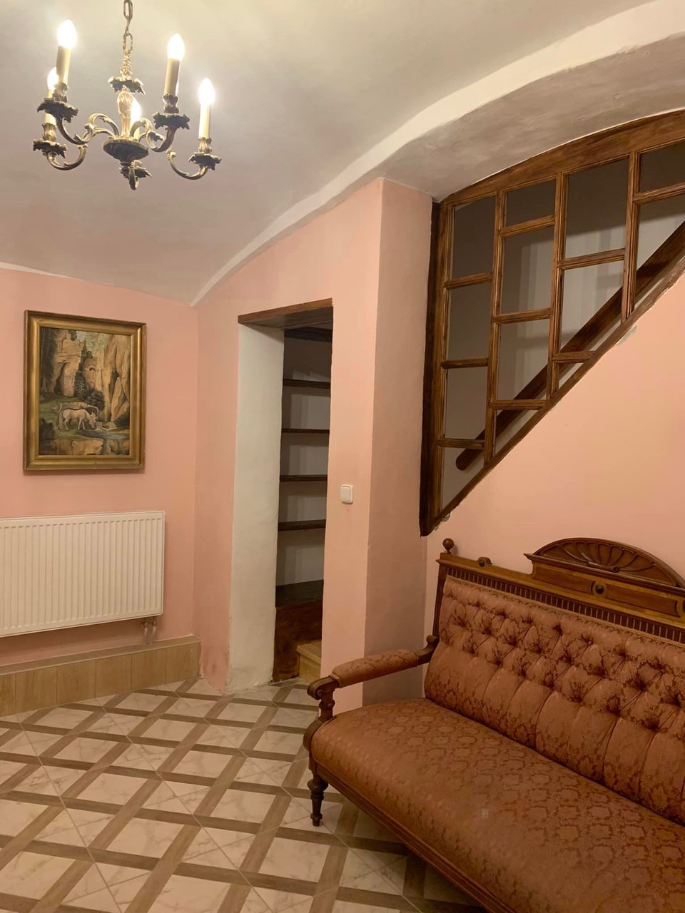 Chodba pod klenbou s lavicí a schodištěm