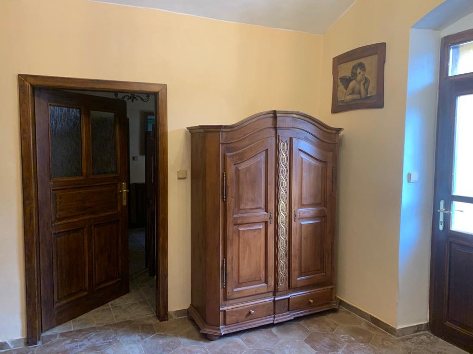 Chodba se starou skříní mezi dvojími dveřmi
