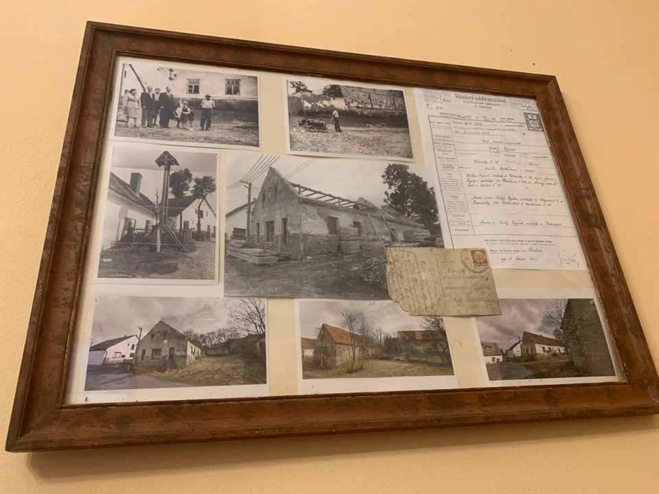 Zarámované historické fotografie a listiny z chalupy