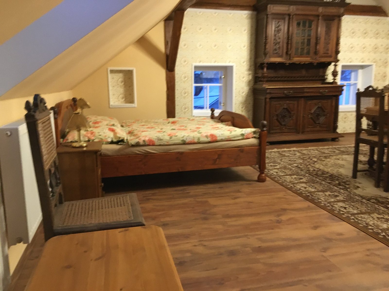 Lůžka v podkroví u okna pod sešikmeným stropem