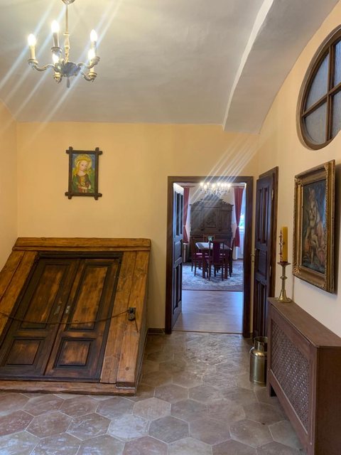 Průhled chodbou do jídelny