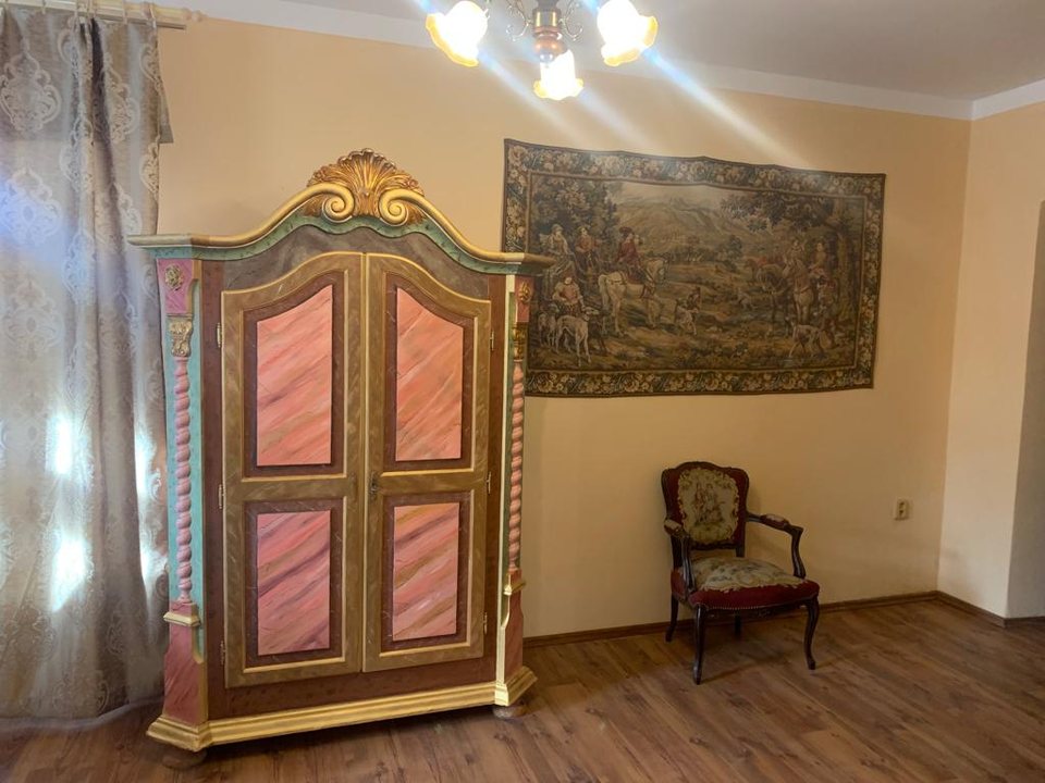 Malovaná skříň a gobelín na stěně