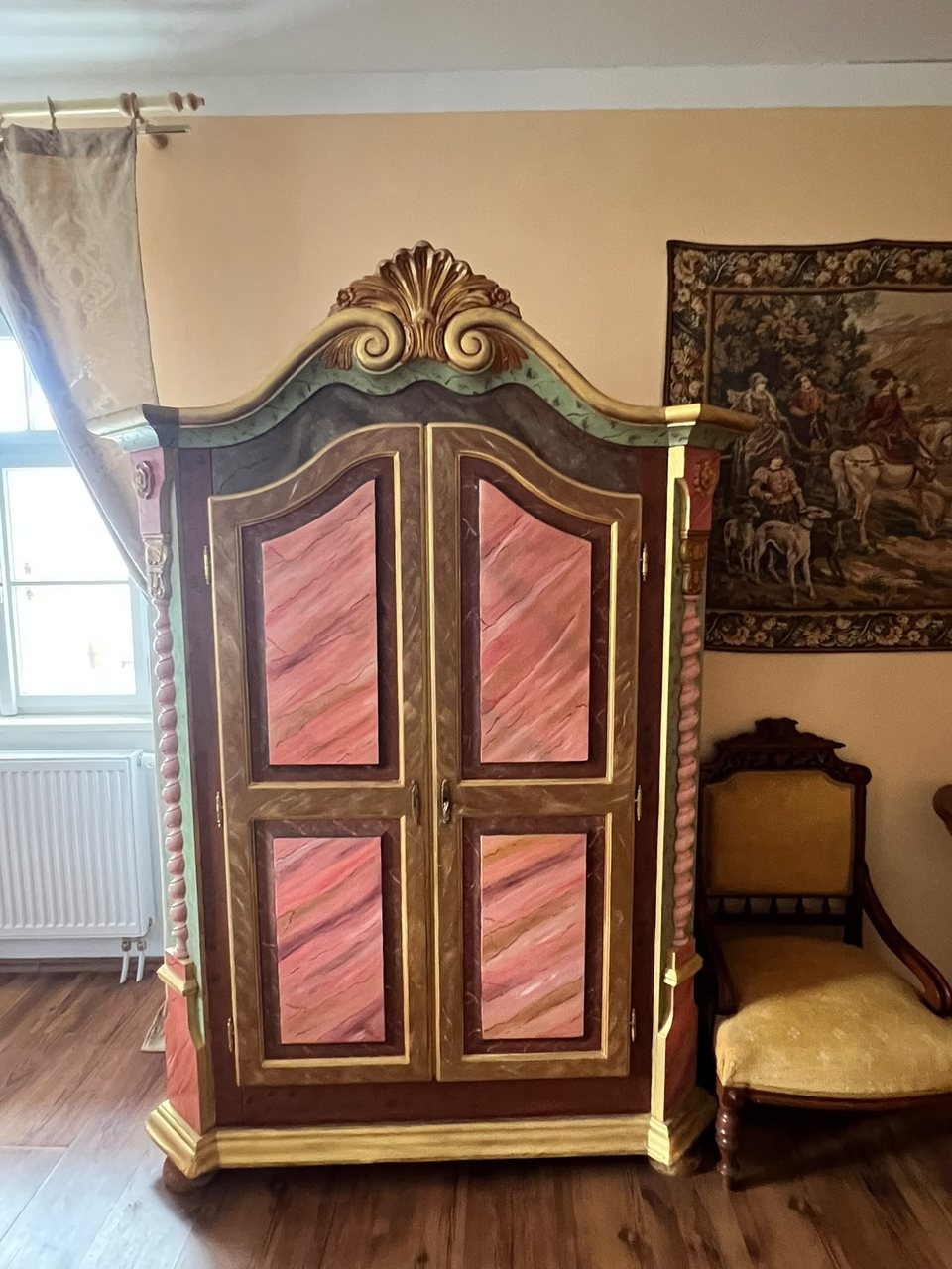 Malovaná skříň s vyřezávanou korunou
