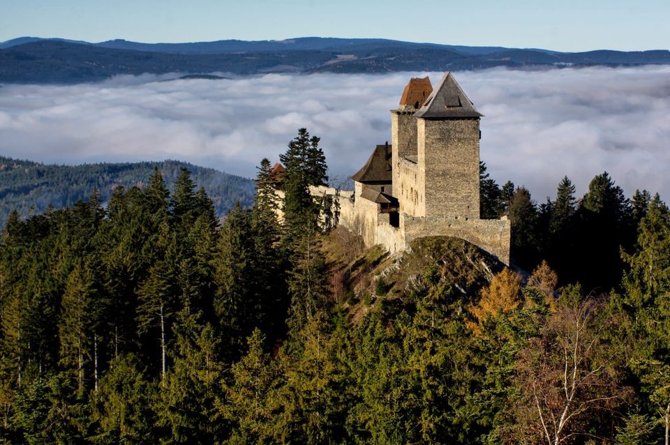 Hrad Kašperk vystupující z ranní mlhy